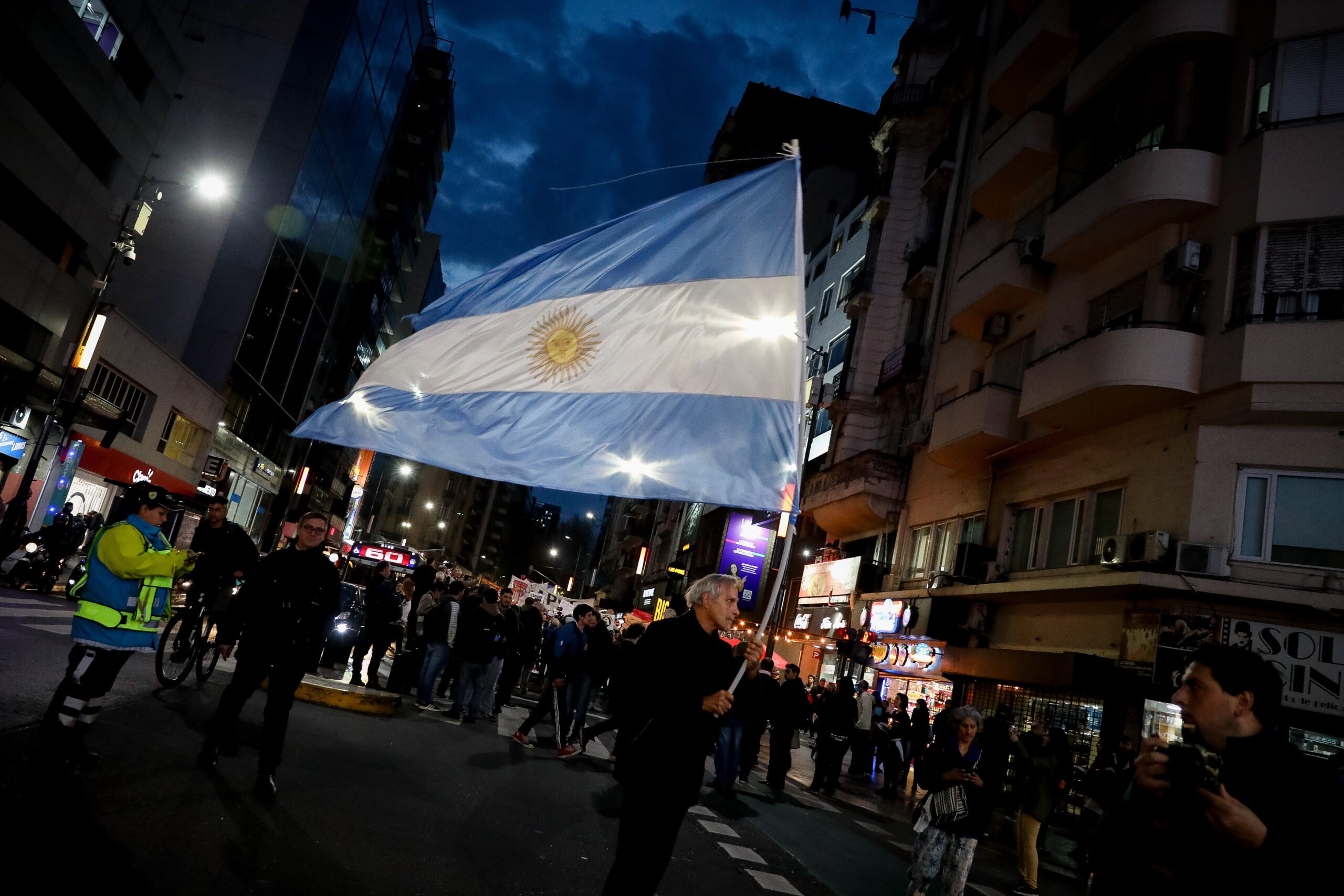 خطرناک‌ترین لحظه سرنوشت خاویر میلی | تله ارزی زیر پای لیبرتارین‌ها را خالی می‌کند؟ 6