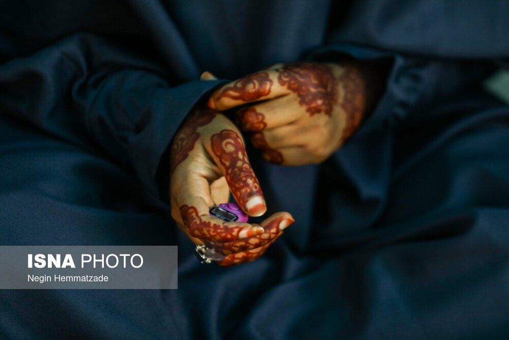 تصاویرِ متفاوت از دو خانم در مراسم عید قربان