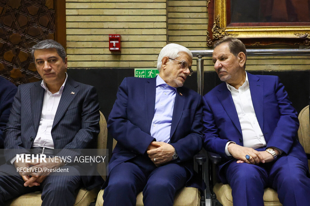 بوسه معاون اول پزشکیان بر سر پسر سقاب اصفهانی / عارف و جهانگیری به هم رسیدند / مداح معروف هم آمد + تصاویر 3