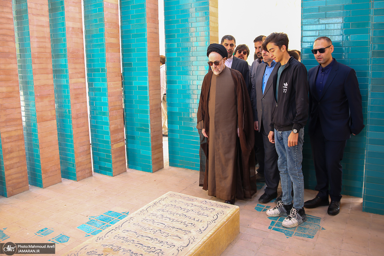تصاویر جدید از سیدمحمد خاتمی بر مزار پدرش 5