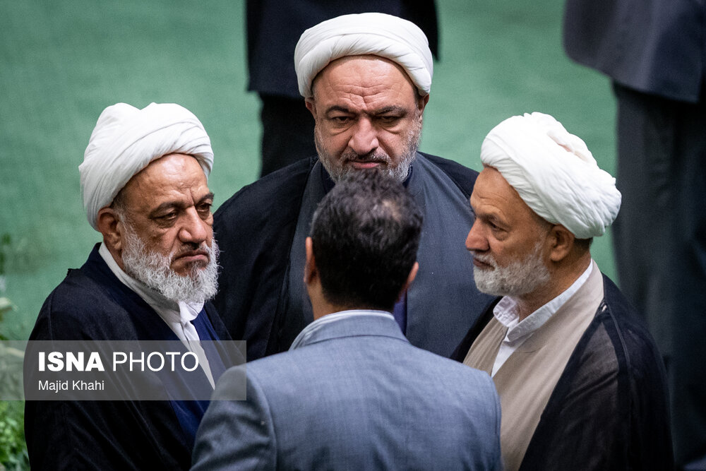 تصاویری از حمید رسایی در صحن علنی مجلس پس از جنجال های اخیر 4
