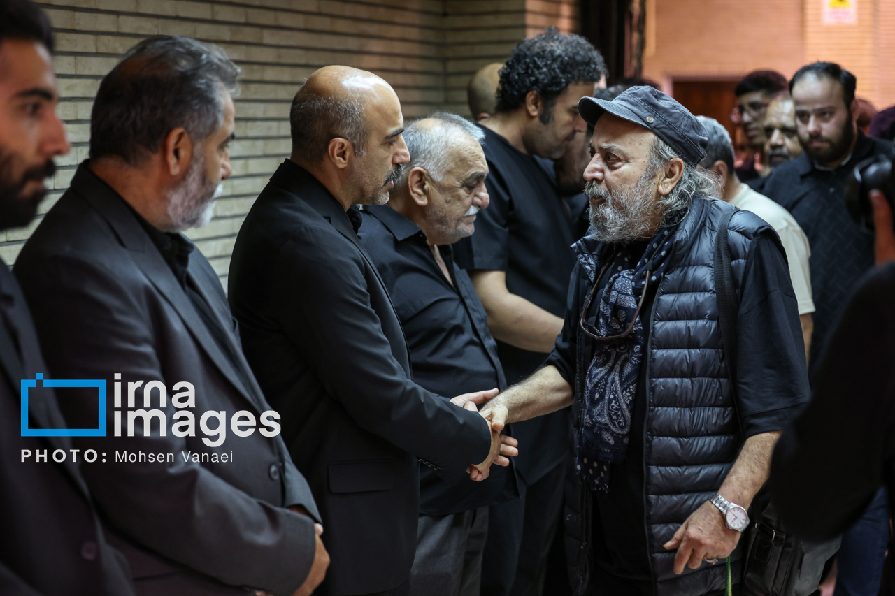 تصاویر | همدردی بازیگران با محسن تنابنده در مراسم بزرگداشت برادرزادهاش 6