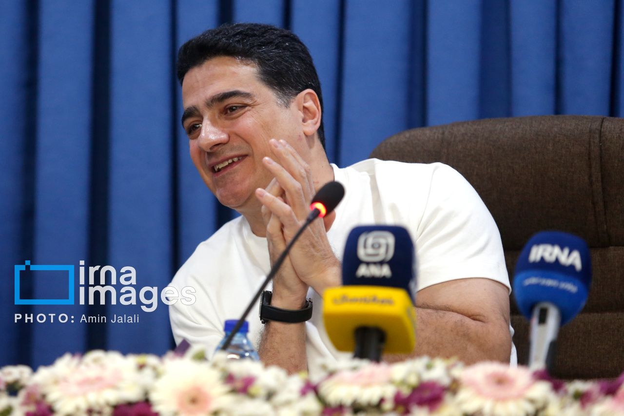 تصاویر | ژست های همایون شجریان در جمع اهالی رسانه 13