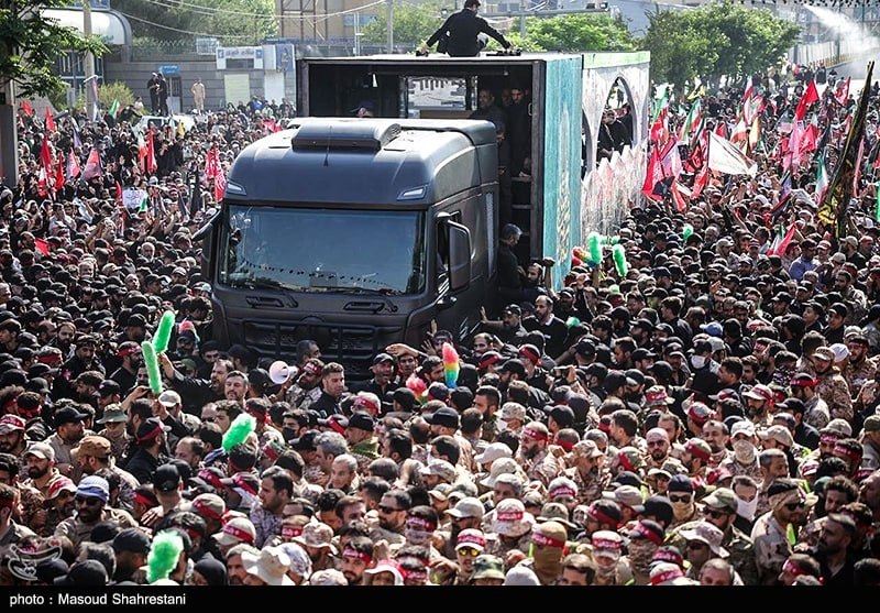خودروی حامل پیکر رهبر شهید