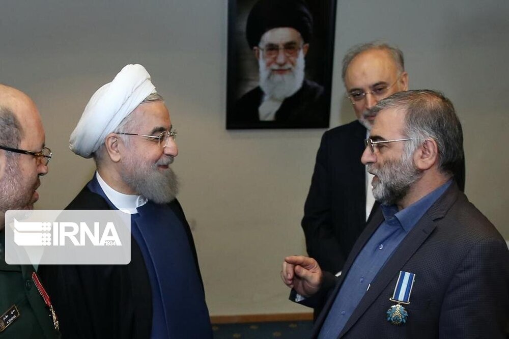 اعطای نشان به شهید فخری زاده