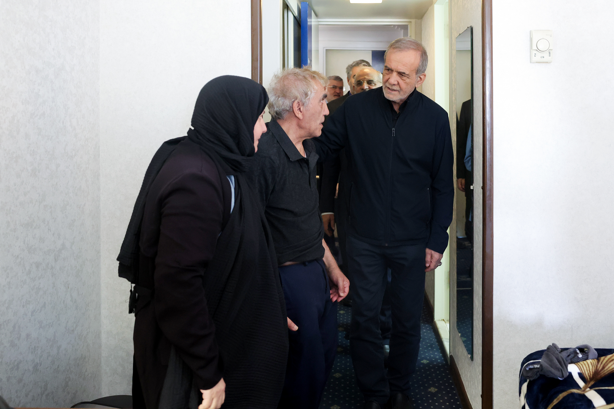 تصاویر | دیدار پزشکیان با جمعی از خانوادههای آسیبدیده از جنگ 4