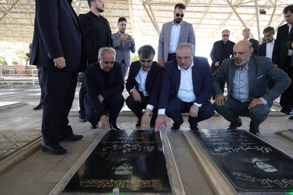 سفر فرزین به تبریز / فاتحه خوانی رئیس بانک مرکزی بر سر مزار شهید آل هاشم و شهدای جنگ تحمیلی اسرائیل + تصاویر 4