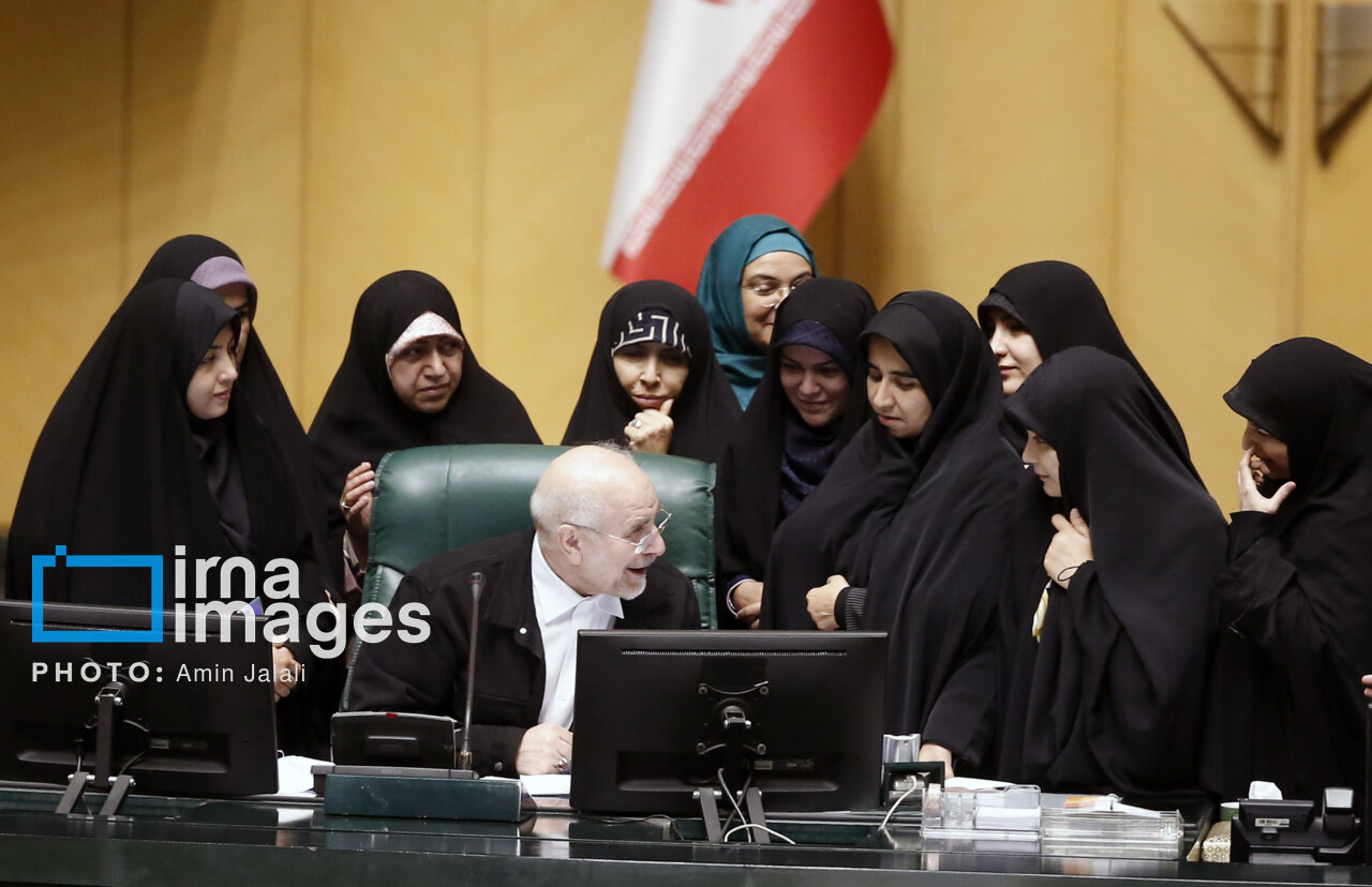 حلقه نمایندگان زن به دور قالیباف / مشت و مال نماینده مجلس در صحن علنی + عکس 3