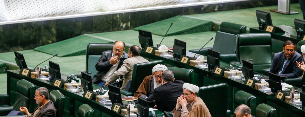 مخالفت نمایندگان با حقوق و مزایای جدول هفتم لایحه بودجه ۱۴۰۳ 