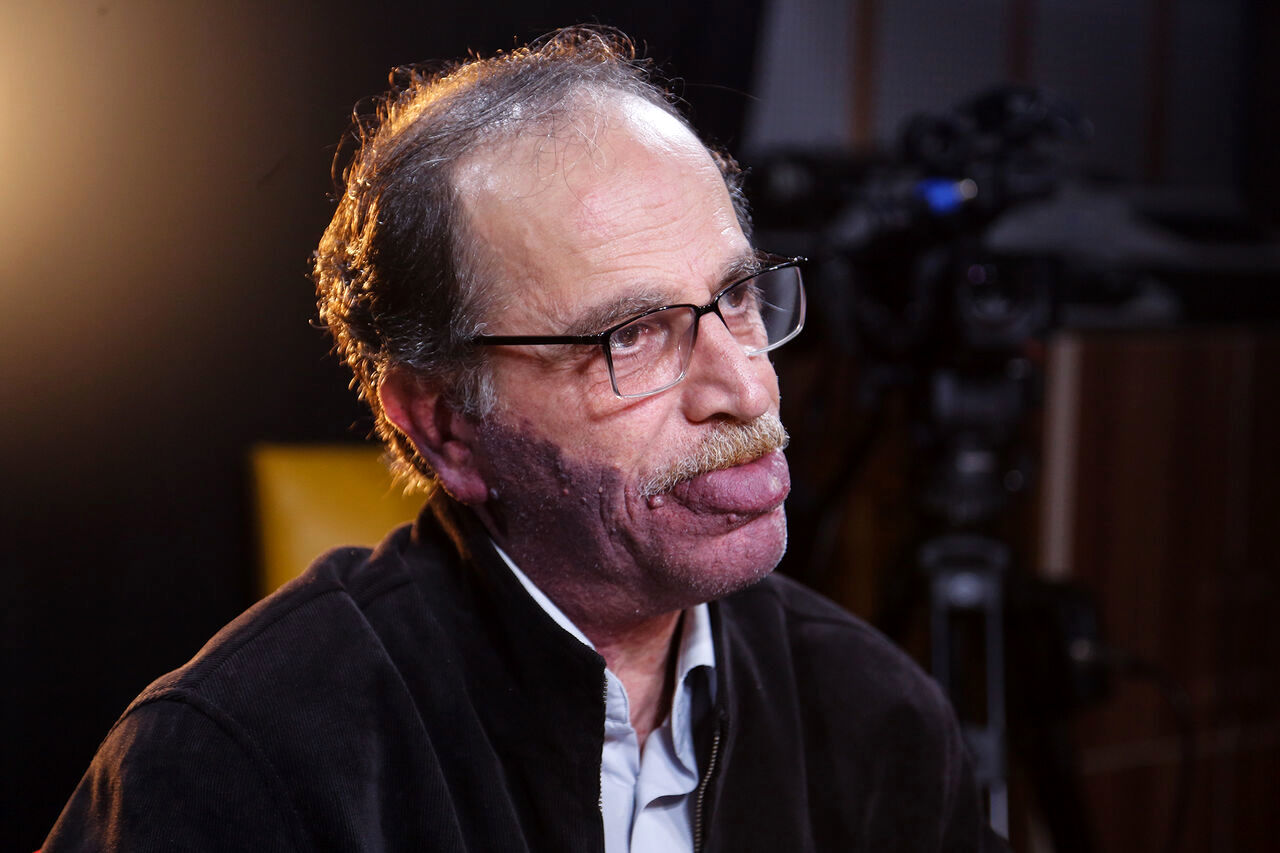 انتقاد یک حقوقدان از عملکرد صداوسیما در جنگ / نوروزی: محروم کردن جامعه از خبر در زمان جنگ از طریق قطع اینترنت، مثل دریغ کردن دارو از بیمار است
