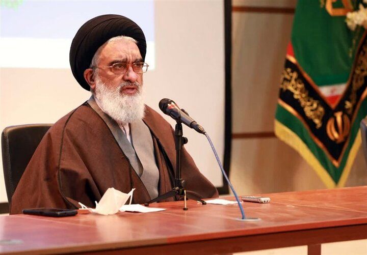 امام جمعه قم: دست ندادن رئیس‌جمهور با سیاستمدار زن، حفظ ارزش‌های دینی بود