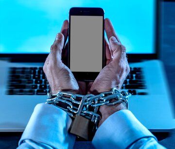 انتقاد شدید روزنامه اصولگرا از جریان به ظاهر مذهبی و انقلابی: با نفوذ در حلقه تصمیمگیری برای فضای مجازی، آن را نابود کرد