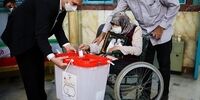 تصویری متفاوت از بانوی سالمندی که با قابی از حاج قاسم پای صندوق رای رفت+ عکس