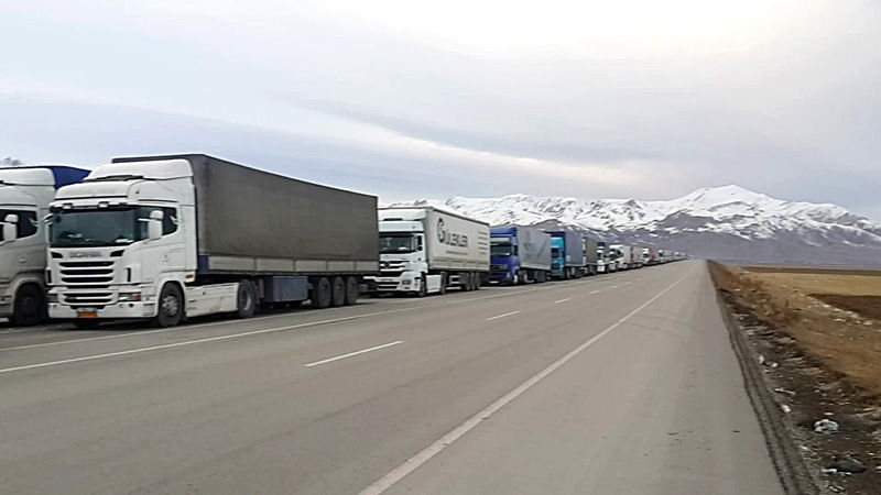 توقف کامیون‌های حامل بار ایرانی در مرز دوغارون