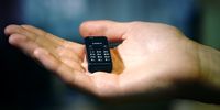 اندازه شگفت انگیز کوچکترین گوشی موبایل جهان +عکس