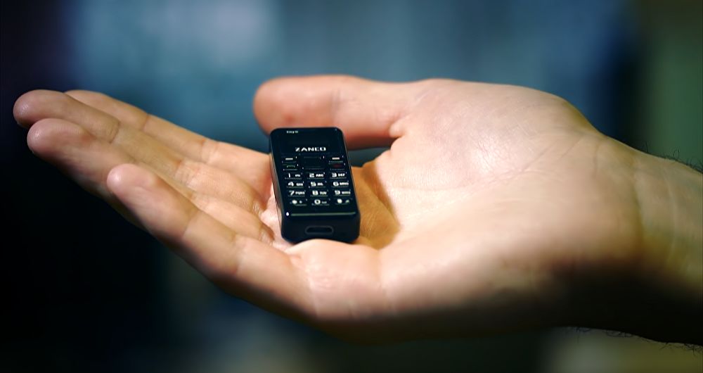 اندازه شگفت انگیز کوچکترین گوشی موبایل جهان +عکس
