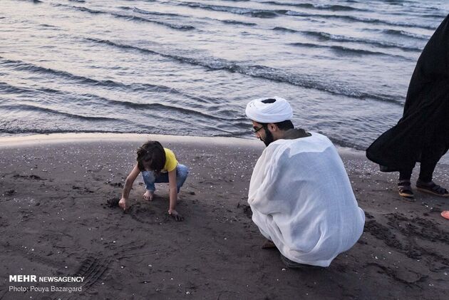 طلاب جوان در سواحل گیلان