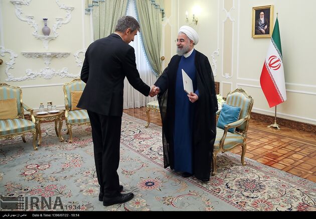 تقدیم استوارنامه سفرای جدید به روحانی