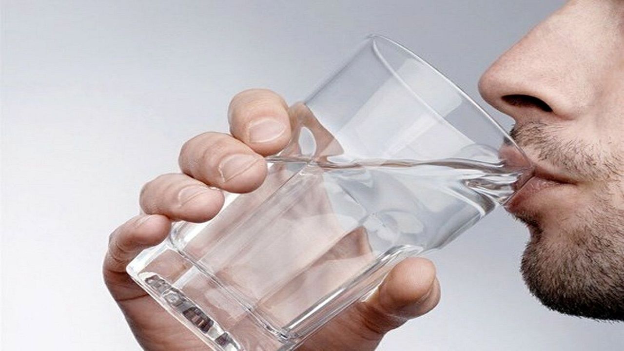 ۱۰ فایده نوشیدن آب گرم برای بدن