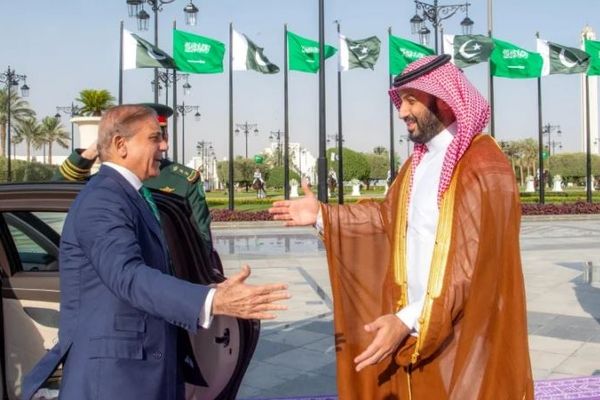 بازی خطرناک پاکستان بین ایران و عربستان | اسلام‌آباد بر روی یک طناب باریک دیپلماتیک ایستاده است