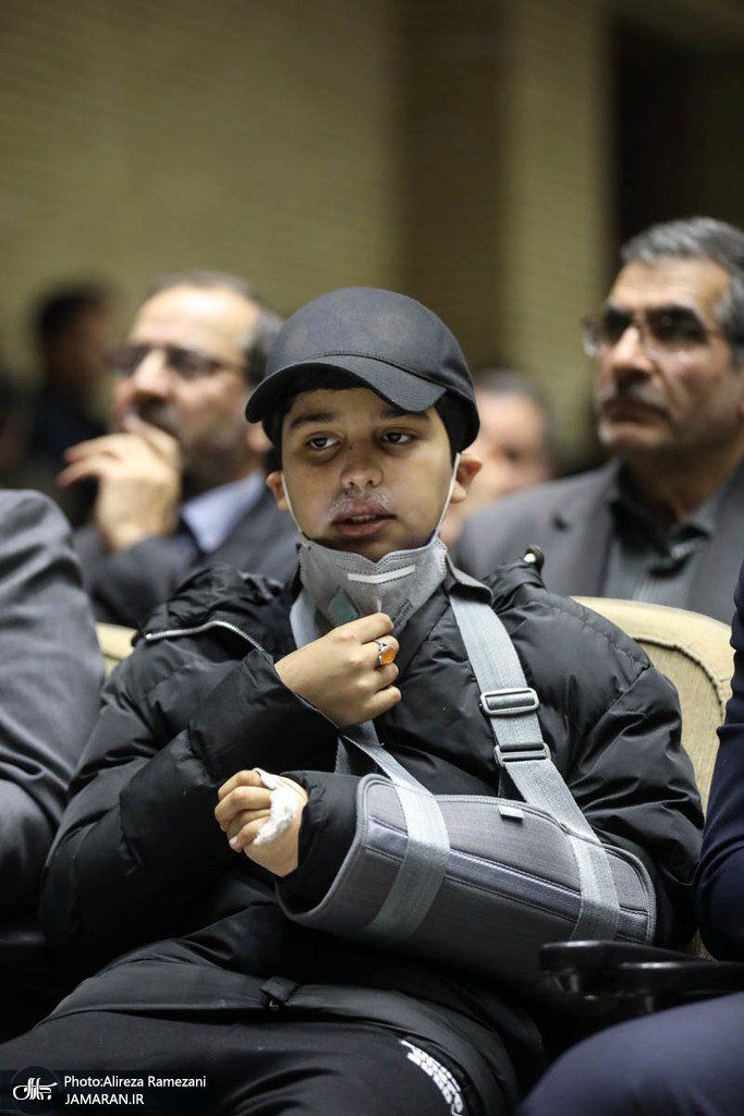 تصاویری از فرزند مجروح سقاب اصفهانی در مراسم ختم خانواده اش