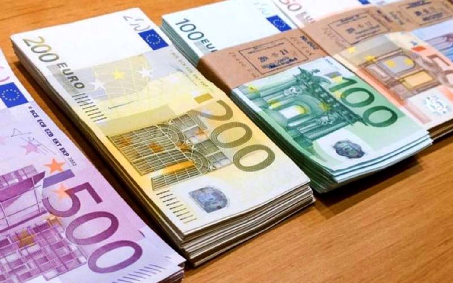 قیمت یورو و سایر ارزها امروز پنجشنبه ۹۹/۰۵/۰۹| جهش ۳۰۰تومانی قیمت آزاد و رسمی