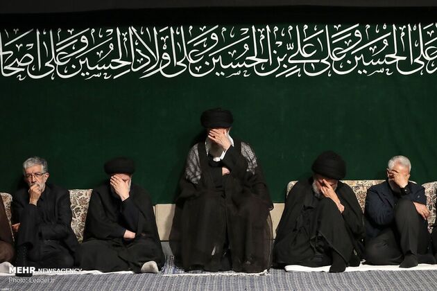 عزاداری شب عاشورا در حسینیه امام خمینی با حضور رهبری، قاسم سلیمانی، مقتدی صدر، احمدی‌نژاد