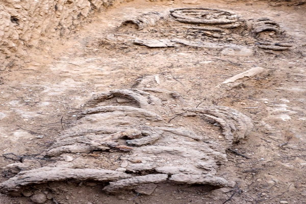 کشف جسد راهب ۱۵۰۰ ساله با غل و زنجیر!+عکس