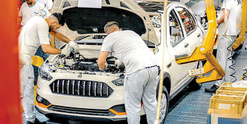 ریزش تیراژ خودرو در دی ماه/ تولید خودروسازان روی دست‌انداز ارز

