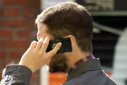 استفاده از تلفن همراه چگونه به سر و گردن آسیب می زند؟