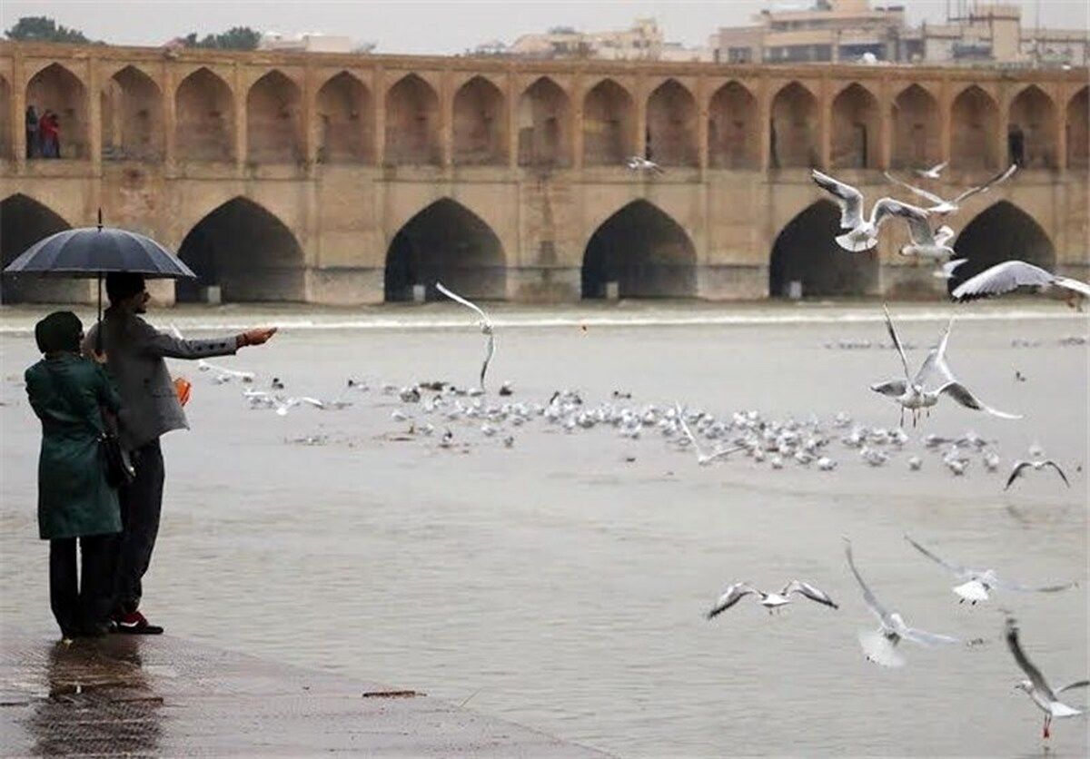 هشدار جدی هواشناسی به مردم اصفهان/ به حاشیه زاینده‌رود نزدیک نشوید/  راه‌ 165 روستا بسته شد