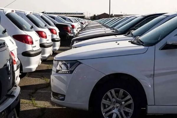 اثر قیمت دلار بر بازار خودرو | پژو ۲۰۷ دنده‌ای 200 میلیون گران شد | افزایش 350 میلیونی قیمت یک مونتاژی+ جدول