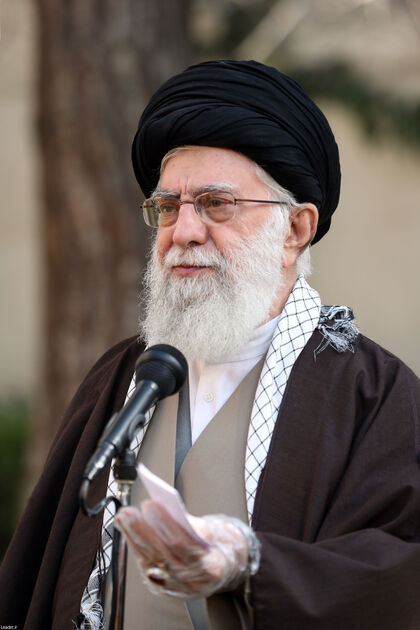 تصاویر مقام‌معظم‌رهبری حین کاشتن دو نهال میوه در روز درختکاری