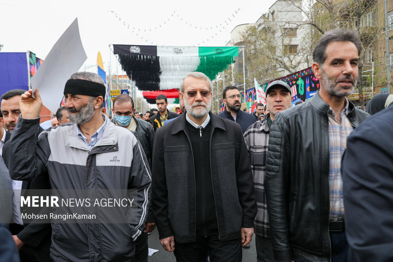 عکسی از دست نوشته خاص در مراسم تشییع پیکر علی لاریجانی/ احراز صلاحیت شد...