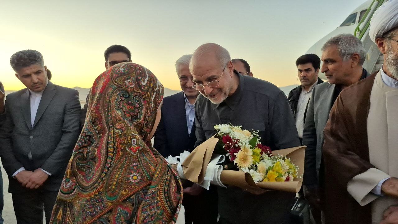 استقبال دختری با لباس سنتی از قالیباف در خراسان شمالی + تصویر