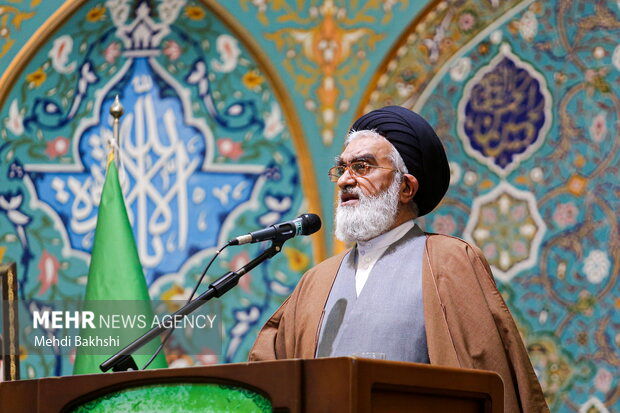 امام جمعه قم: دشمن تلاش می‌کند کشور را از درون دچار فروپاشی کند
