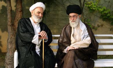 وقتی رهبر انقلاب کفش‌هایشان را برای این آیت الله جفت کردند