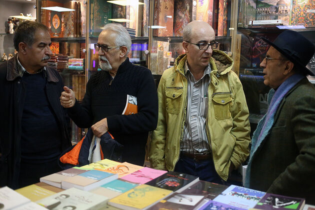 مراسم رونمایی از «داستان های دیدنی» کامبیز درم بخش