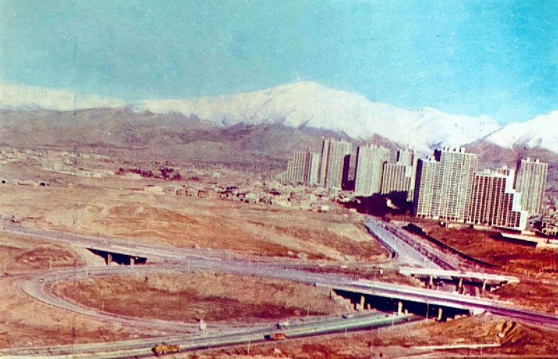 تصویری جالب از ورودی شهرک غرب تهران اوایل دهه‌ ۶۰!
