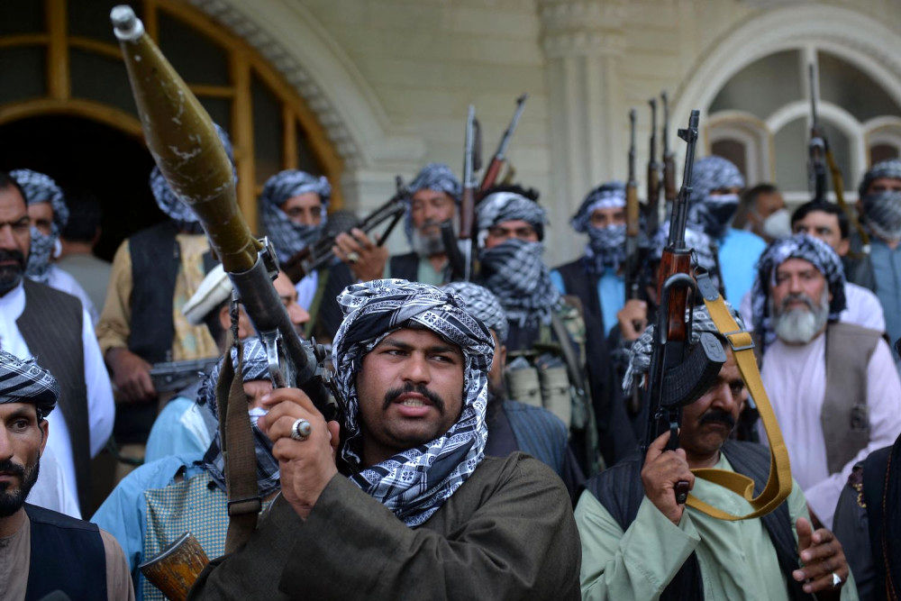حضور نیروهای طالبان در پاساژ صرافان هرات+ فیلم