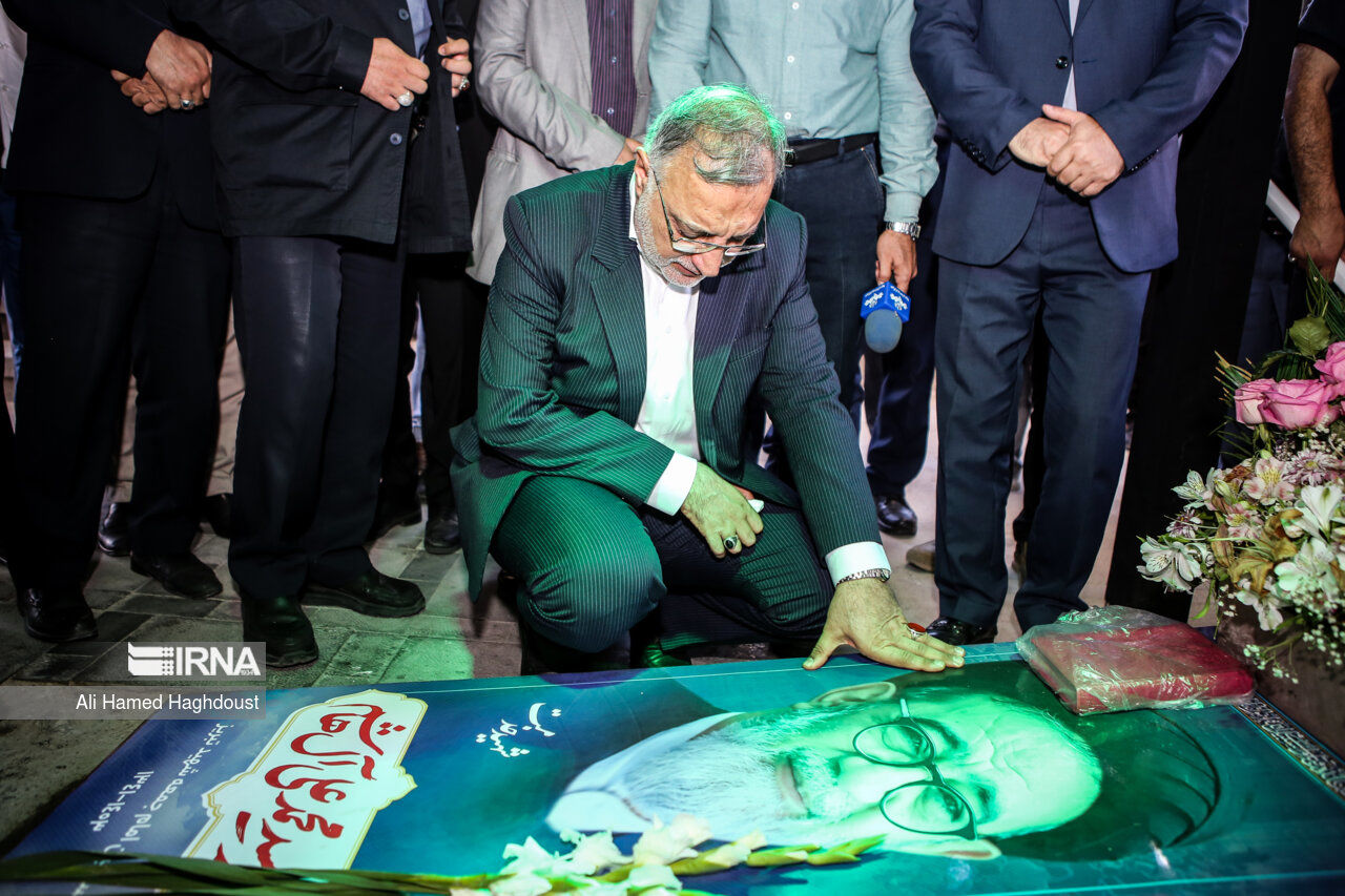 علیرضا زاکانی بر سر مزار شهید آل‌هاشم/ کاندیدای ریاست‌جمهوری به خانه پدر امام جمعه رفت+ عکس