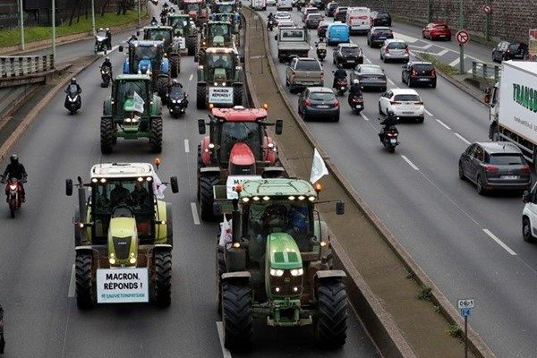 مسدودسازی مسیرها با تراکتور کشاورزان معترض +فیلم