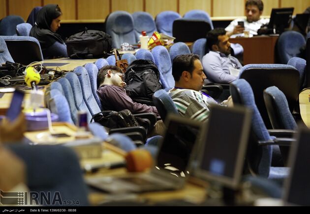 تصاویر انتظار خبرنگاران در شب اعلام نتایج انتخابات