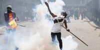 معترضان پارلمان این کشور را به آتش کشیدند 