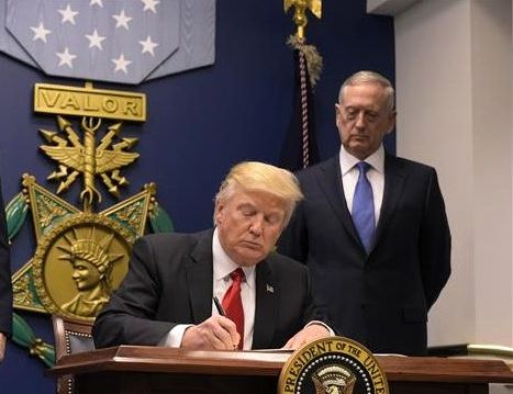 رئیس جمهوری آمریکا تحریم های جدید ایران را امضا کرد