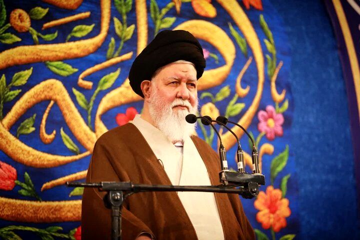 علم الهدی: دوران ساسانیان، زنان ایرانی چادر بر سر می‌کردند و زیر چادر، کلاه‌ می‌گذاشتند/ امروز ما ردّ پای آمریکا را در داخل کشور احساس می‌کنیم