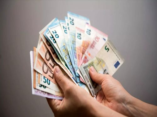 رشد پلکانی قیمت دلار در بازار آزاد و رسمی