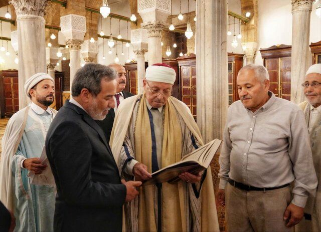 بازدید عراقچی از مسجد «جامع الزیتونه» و دیدار با مفتی کل تونس + عکس