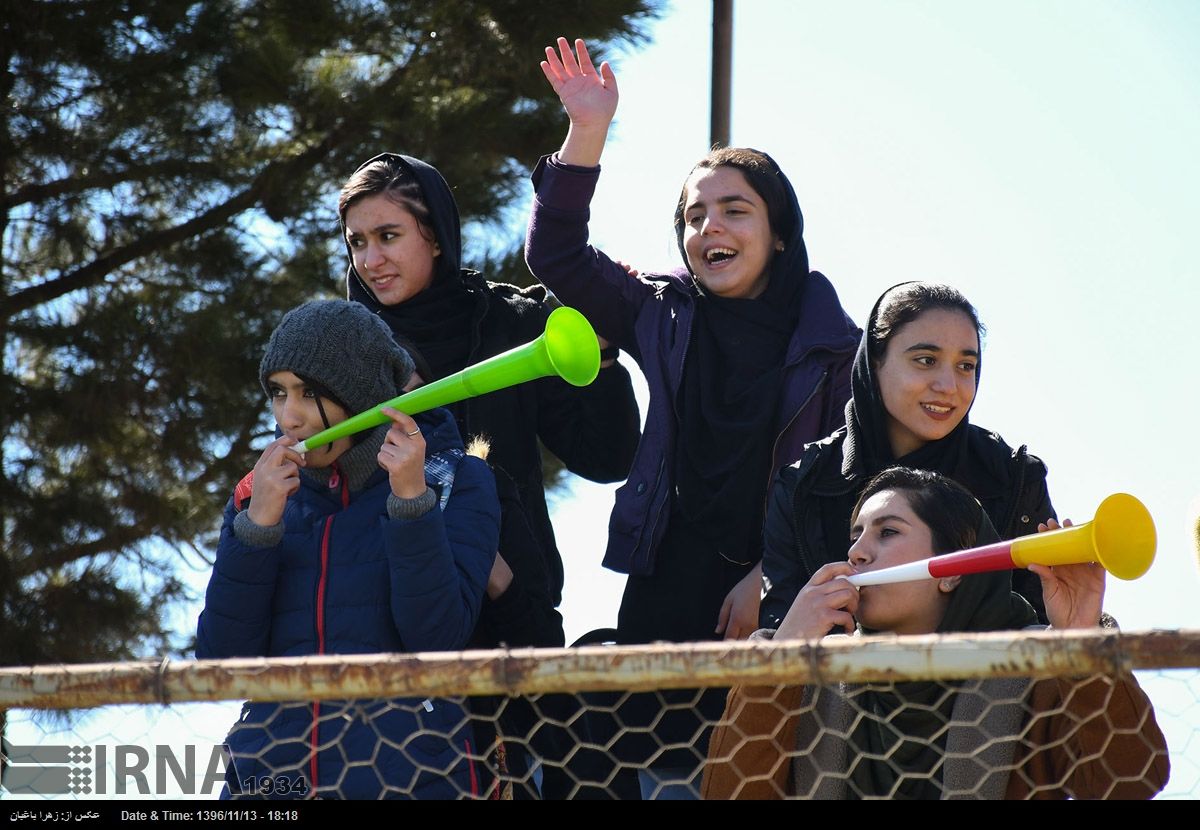 حضور محدود زنان در یک استادیوم فوتبال در ایران +عکس