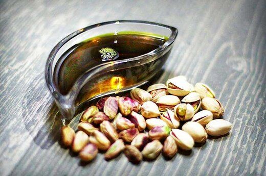 معجزه «روغن پسته» برای پوست و مو
